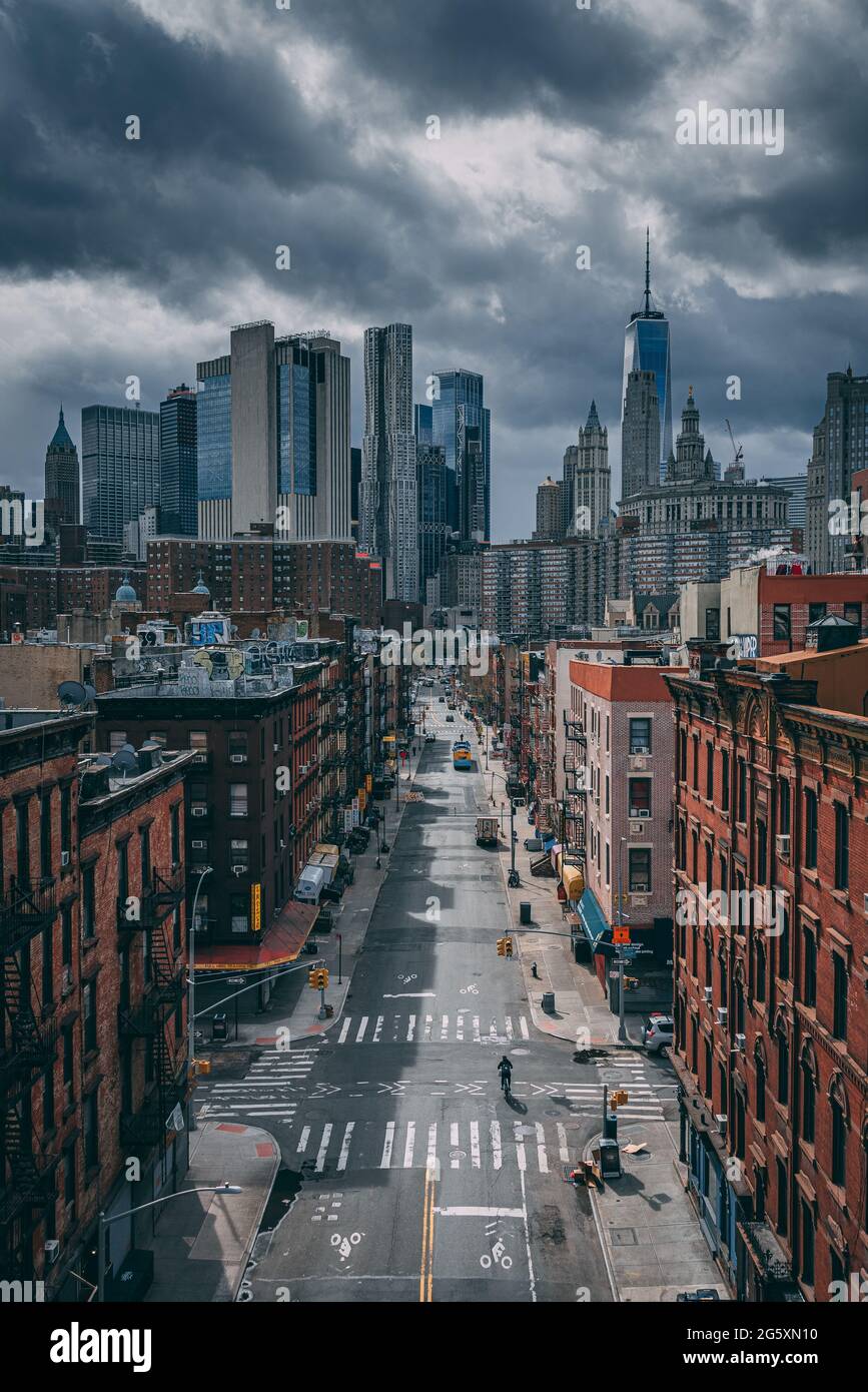 Blick auf die Stadt von der Manhattan Bridge über Chinatown, in Manhattan, New York City Stockfoto