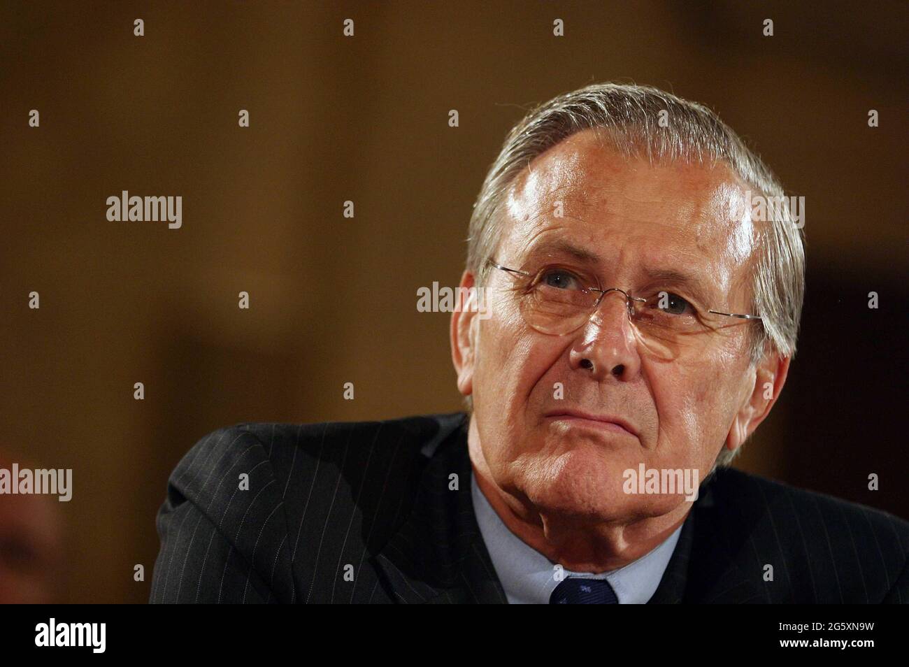 23. Juni 2005 - Washington, DC - Senatoren versammelten sich auf dem Capitol Hill, um den Befehlshaber des US-Zentralkommandos, General John Abizaid, Verteidigungsminister Donald Rumsfeld (im Bild), Der Vorsitzende der Generalstabschefs, General Richard Myers, und der kommandierende General der Multi-National Force-Iraq, General George Casey, sollen während einer Anhörung vor dem Armed Services Committee des Senats Aussagen. Foto: G. Fabiano/Sipa USA/0506241847 Stockfoto