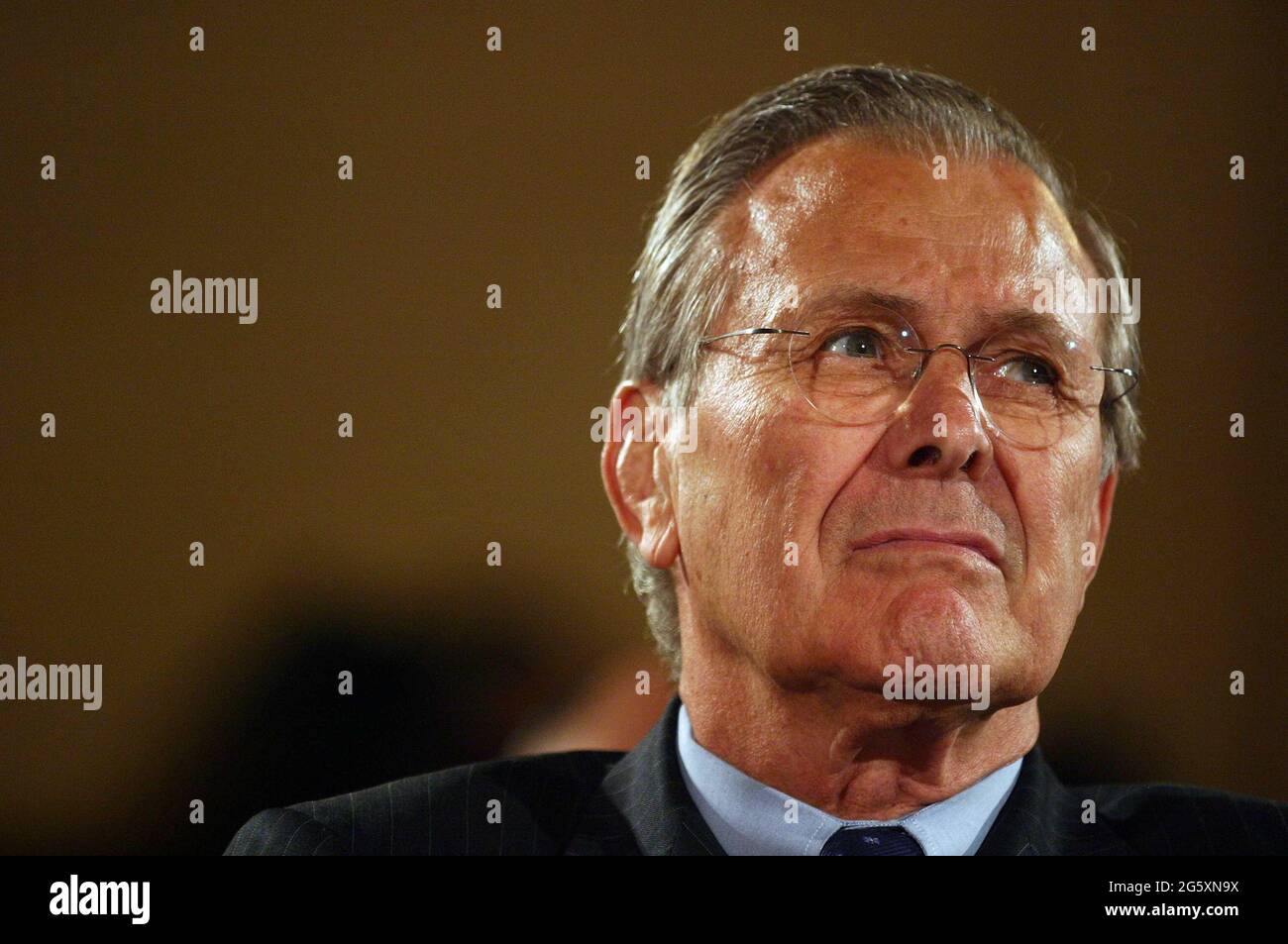 23. Juni 2005 - Washington, DC - Senatoren versammelten sich auf dem Capitol Hill, um den Befehlshaber des US-Zentralkommandos, General John Abizaid, Verteidigungsminister Donald Rumsfeld (im Bild), Der Vorsitzende der Generalstabschefs, General Richard Myers, und der kommandierende General der Multi-National Force-Iraq, General George Casey, sollen während einer Anhörung vor dem Armed Services Committee des Senats Aussagen. Foto: G. Fabiano/Sipa USA/0506241850 Stockfoto