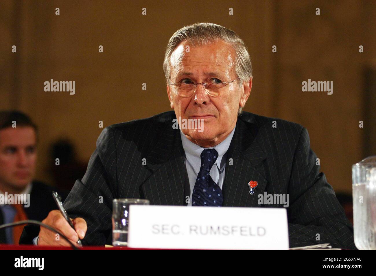 23. Juni 2005 - Washington, DC - Senatoren versammelten sich auf dem Capitol Hill, um den Befehlshaber des US-Zentralkommandos, General John Abizaid, Verteidigungsminister Donald Rumsfeld (im Bild), Der Vorsitzende der Generalstabschefs, General Richard Myers, und der kommandierende General der Multi-National Force-Iraq, General George Casey, sollen während einer Anhörung vor dem Armed Services Committee des Senats Aussagen. Foto: G. Fabiano/Sipa USA/0506241850 Stockfoto