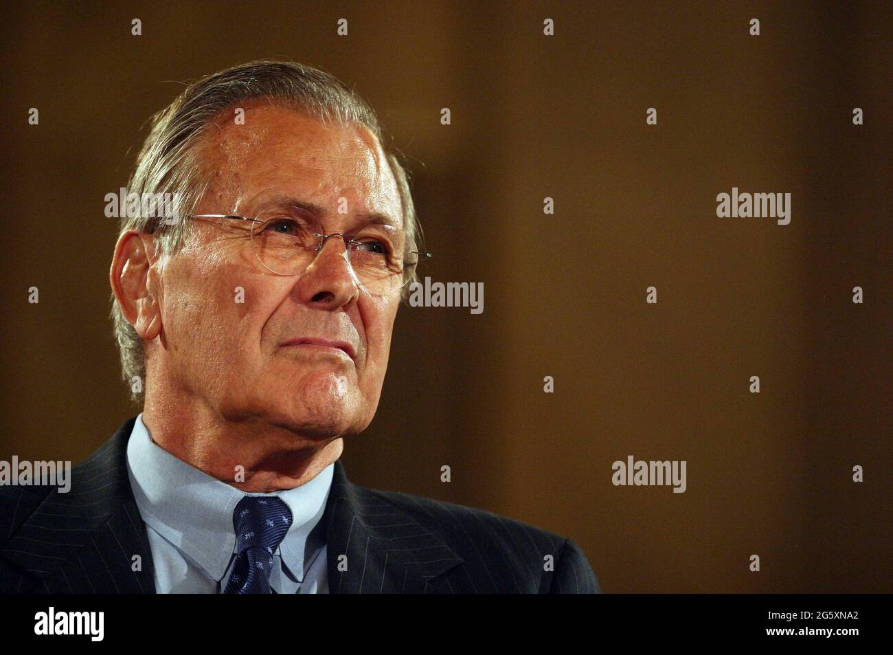 23. Juni 2005 - Washington, DC - Senatoren versammelten sich auf dem Capitol Hill, um den Befehlshaber des US-Zentralkommandos, General John Abizaid, Verteidigungsminister Donald Rumsfeld (im Bild), Der Vorsitzende der Generalstabschefs, General Richard Myers, und der kommandierende General der Multi-National Force-Iraq, General George Casey, sollen während einer Anhörung vor dem Armed Services Committee des Senats Aussagen. Foto: G. Fabiano/Sipa USA/0506241850 Stockfoto