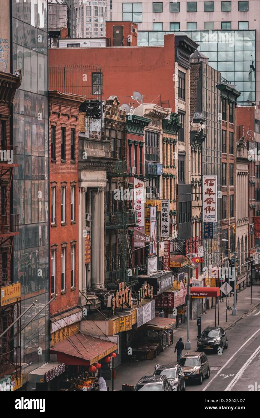 Blick auf die Stadt von der Manhattan Bridge über Chinatown, in Manhattan, New York City Stockfoto