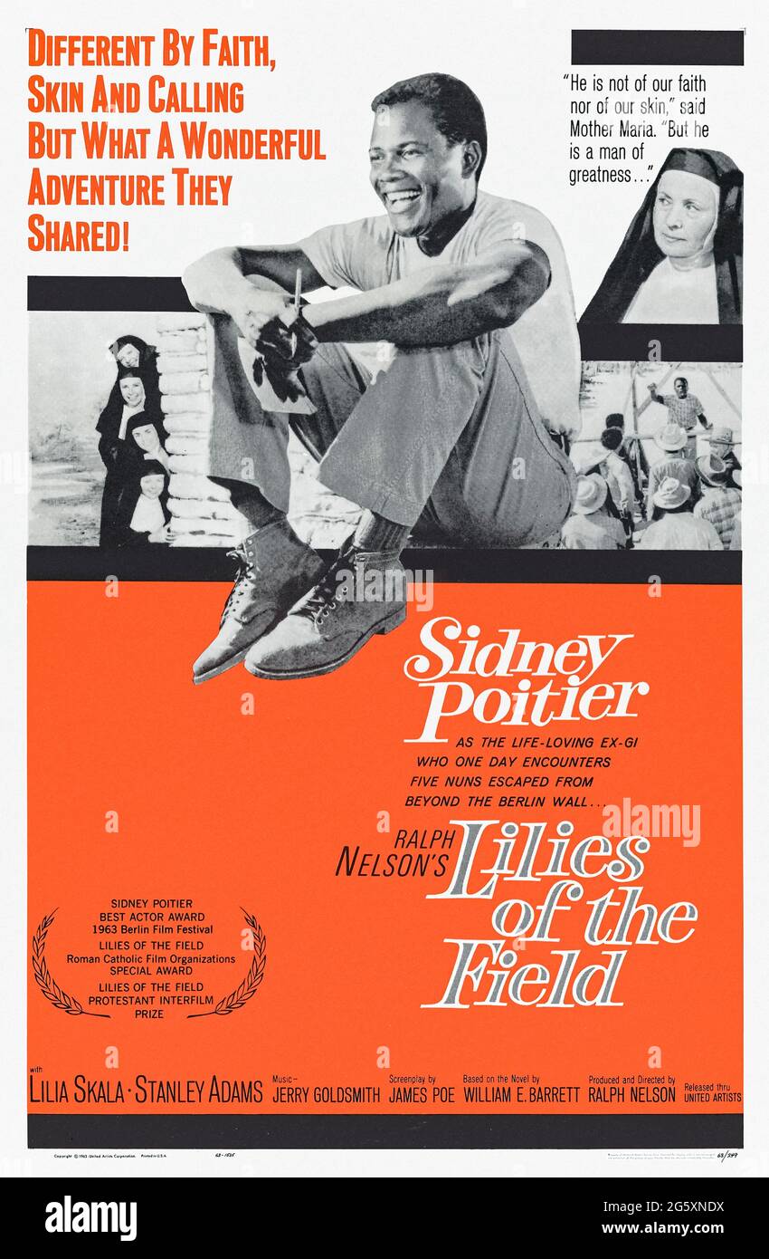 Lilies of the Field (1963) unter der Regie von Ralph Nelson mit Sidney Poitier, Lilia Skala und Lisa Mann. Ein Reisender Handwerker wird zur Antwort auf die Gebete von Nonnen, die in der Wüste eine Kapelle bauen wollen. Stockfoto