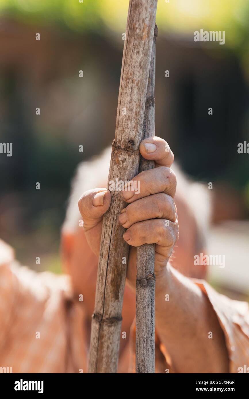 Detaillierte Ansicht der Hände älterer Menschen bei der Arbeit. Selektiver Fokus. Stockfoto