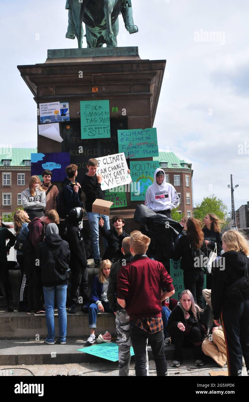Kopenhagen /Dänemark./ 28. MAI 2019/ einige dänische Kinder gehen heute nicht in die Schule, sondern sie gehen gegen das dänische parlament, um gegen Aginas zu protestieren Stockfoto
