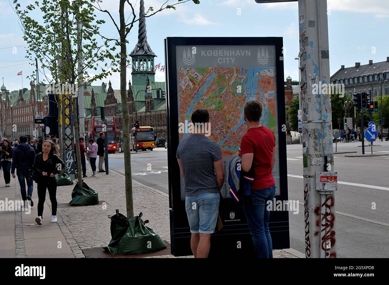 Kopenhagen /Dänemark./ 09. Juni 2019/tourists Studing City map Kopenhagen in der dänischen Hauptstadt . . (Foto..Francis Dean / Deanpices. Stockfoto
