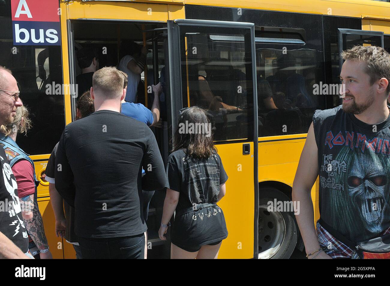 Kopenhagen /Dänemark./ 20. Juni 2019/Fans kommen zum Copenhell Metal-Musikfestival auf amager in der dänischen Hauptstadt Kopenhagen 100 und 100 und aiting for Bus t Stockfoto