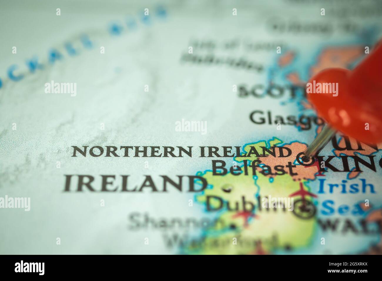 Lage Nordirland und Belfast, Stecknadel auf der Karte Nahaufnahme, Markierung des Reiseziels, Tourismus und Reisekonzept, Europa Stockfoto
