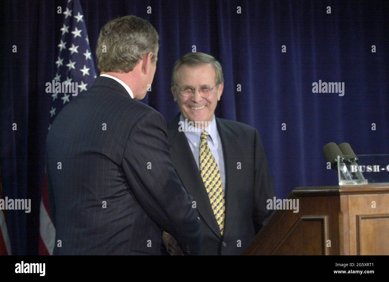 Washington, Vereinigte Staaten Von Amerika. Dezember 2000. Der designierte US-Präsident George W. Bush ernennt am 28. Dezember 2000 den ehemaligen US-Verteidigungsminister (Ford) Donald Rumsfeld zum Verteidigungsminister in Washington, DC.Quelle: Ron Sachs/CNP/Sipa USA Quelle: SIPA USA/Alamy Live News Stockfoto