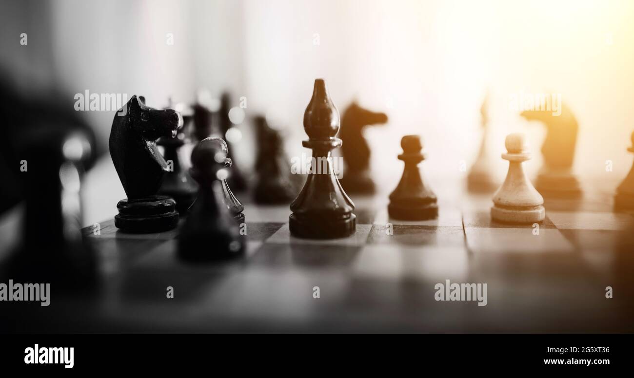 Schachfiguren aus Holz auf dem Schachbrett. Intellektuelles Spiel -Schach. Schachfiguren auf dem Brett. Stockfoto