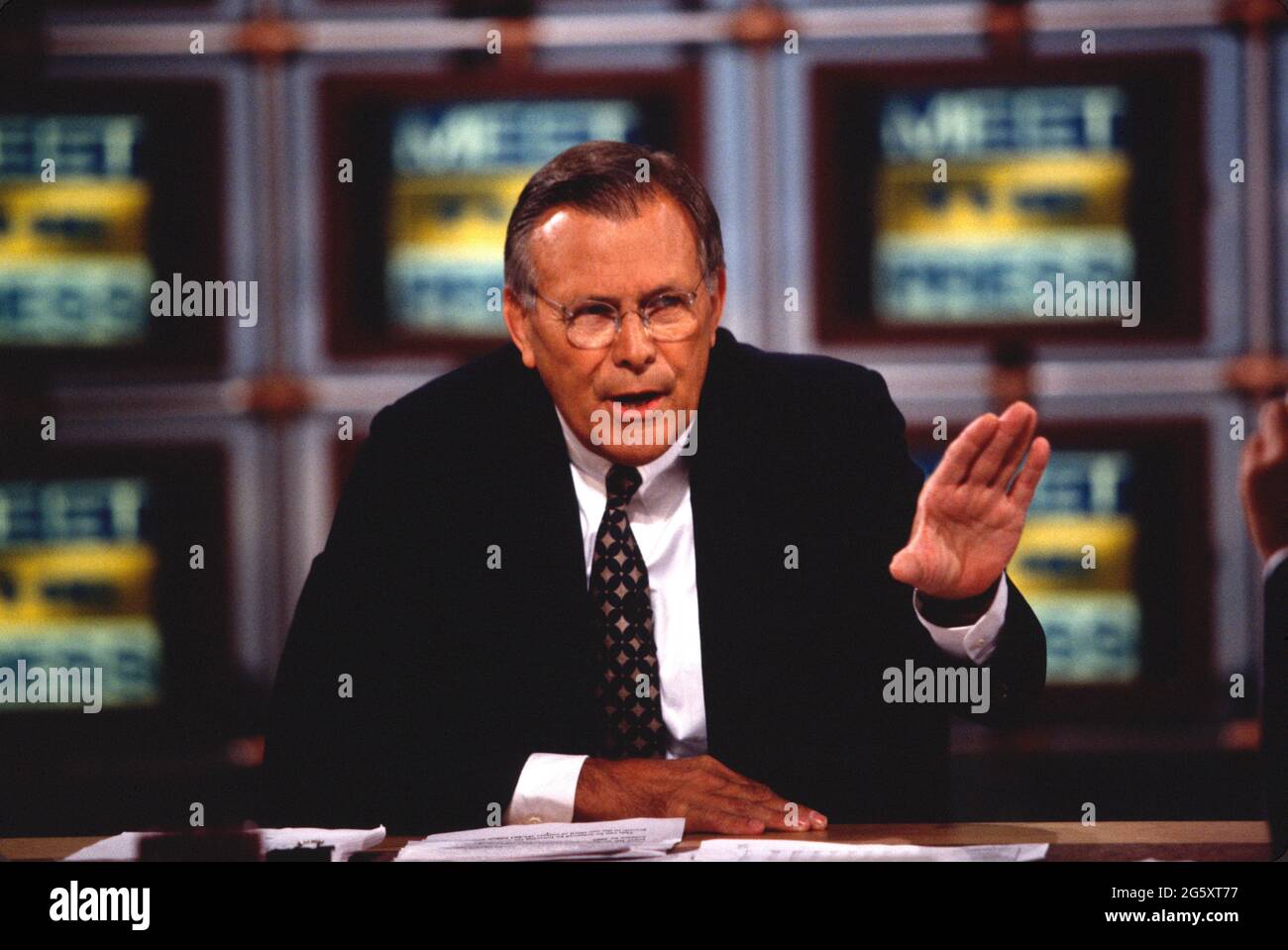 US-Verteidigungsminister Donald Rumsfeld erscheint auf der NBC Show „Meet the Press“ in Washington, DC. Stockfoto