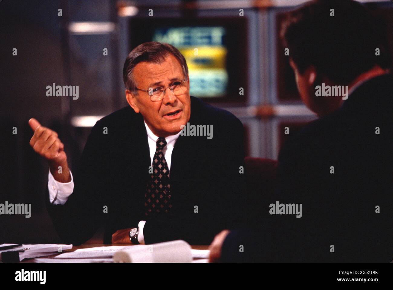 US-Verteidigungsminister Donald Rumsfeld erscheint auf der NBC Show „Meet the Press“ in Washington, DC. Stockfoto
