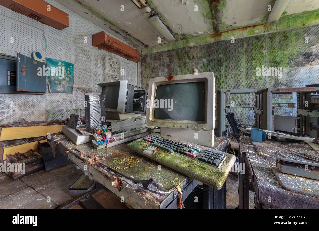 Alte Computer aus den 80er Jahren in einem verlassenen Rechenzentrum Stockfoto