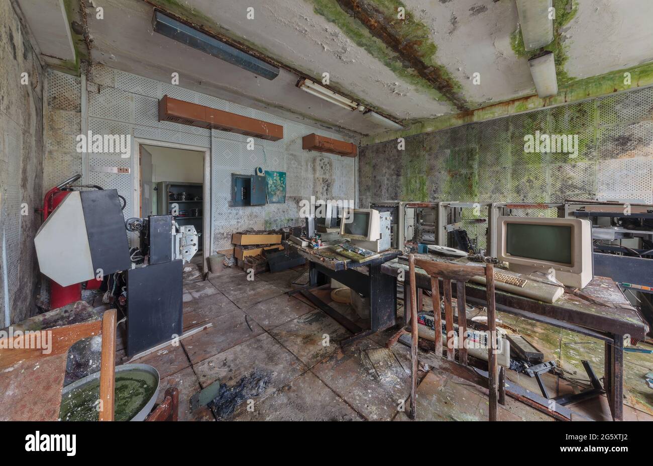 Alte Computer aus den 80er Jahren in einem verlassenen Rechenzentrum Stockfoto