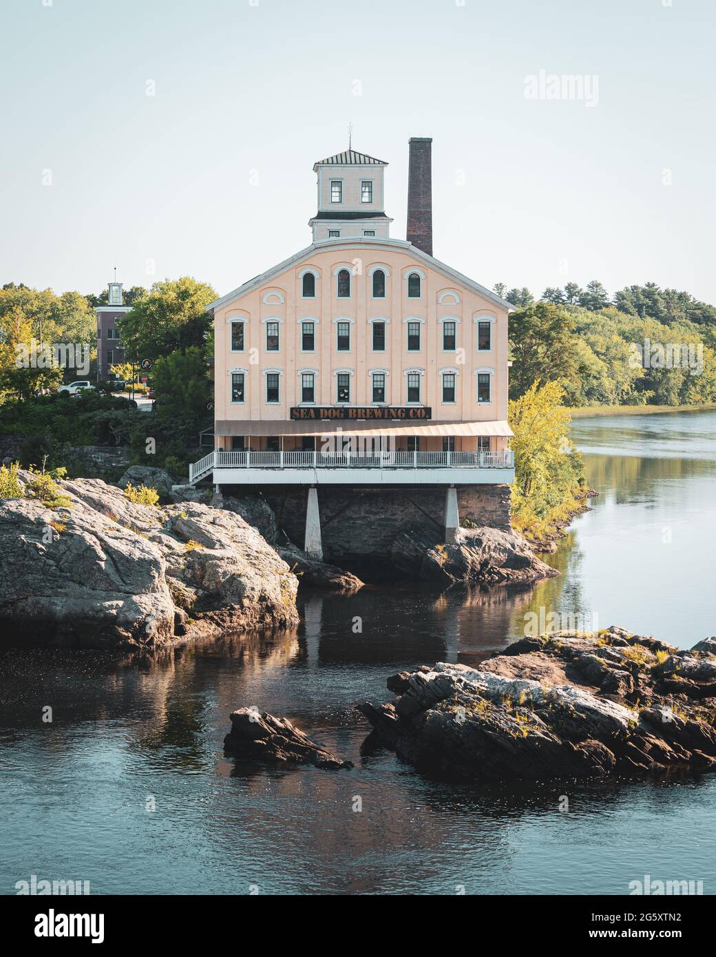 Ein Gebäude auf einer felsigen Insel, Topsham, Maine Stockfoto