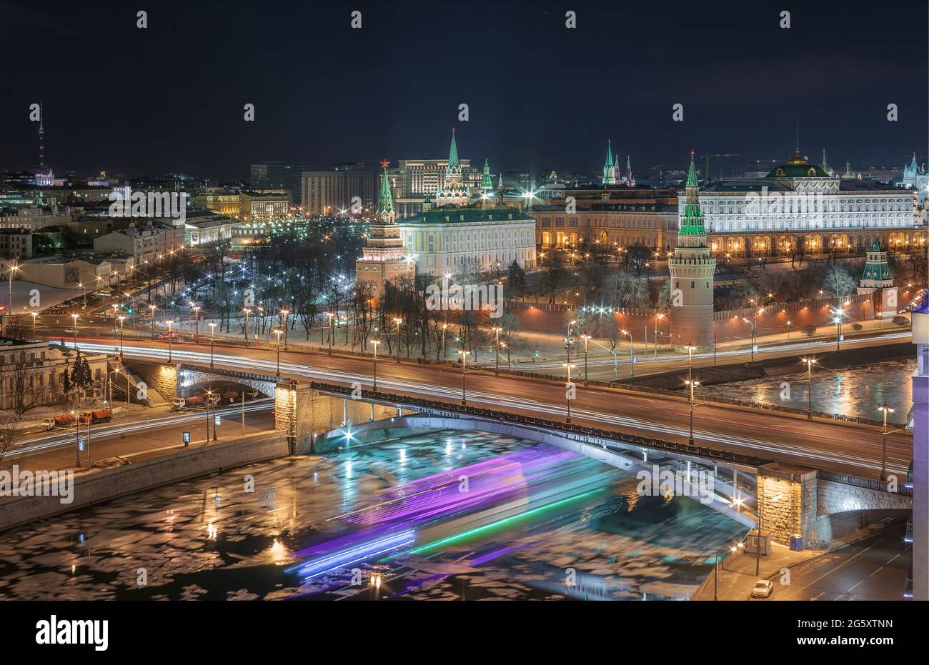 Freezelight von einem vorbeifahrenden Schiff unter der Brücke gegenüber dem Moskauer Kreml. Luftaufnahme des beliebten Wahrzeichen Kreml bei Nacht Stockfoto