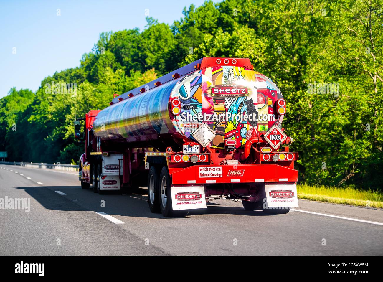 Front Royal, USA - 27. Mai 2021: Highway Road i-66 in Virginia mit Sheetz Tankwagen im Verkehr und Zeichen für Arbeitsplätze mieten an Tankstelle und driv Stockfoto