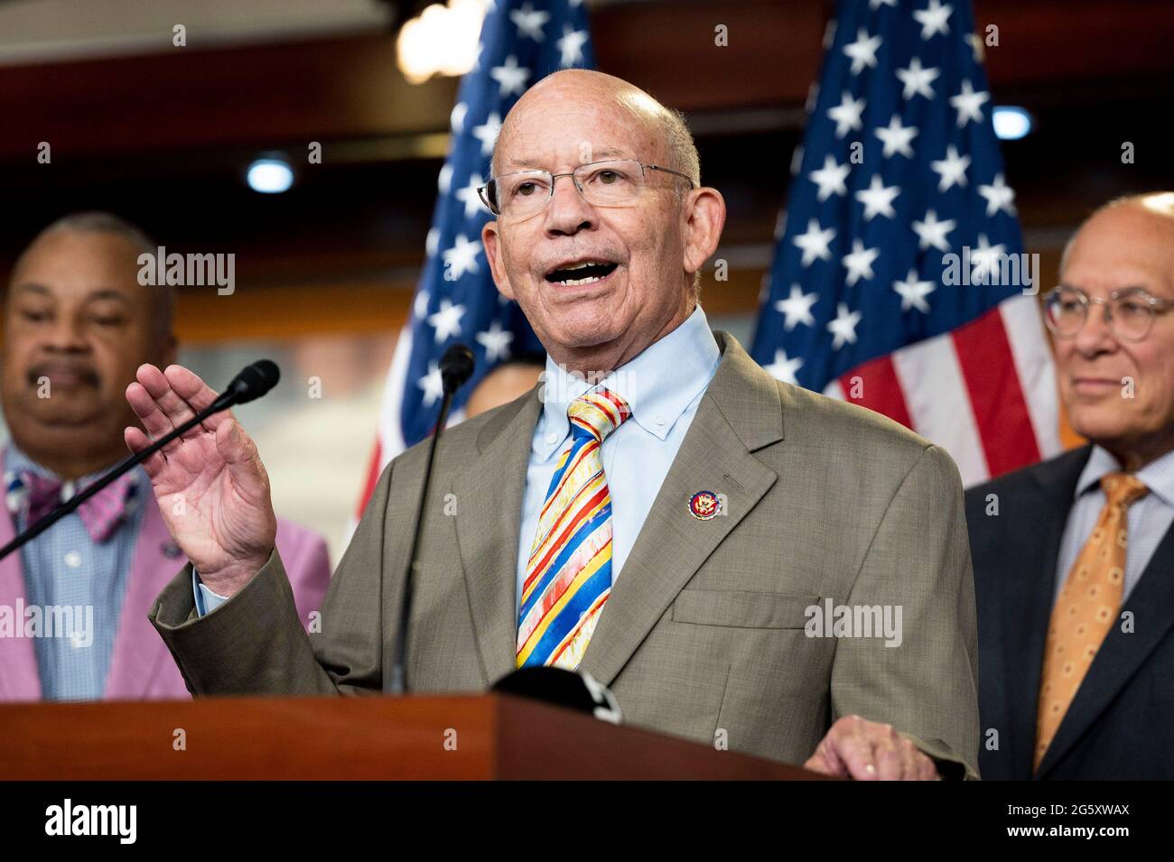 Washington, DC, USA. 30. Juni 2021. 30. Juni 2021 - Washington, DC, Vereinigte Staaten: US-Repräsentant PETER DEFAZIO (D-OR) spricht auf einer Pressekonferenz über H.R. 3684, den Investing in a New Vision for the Environment and Surface Transportation in America Act oder den INVEST in America Act. Quelle: Michael Brochstein/ZUMA Wire/Alamy Live News Stockfoto