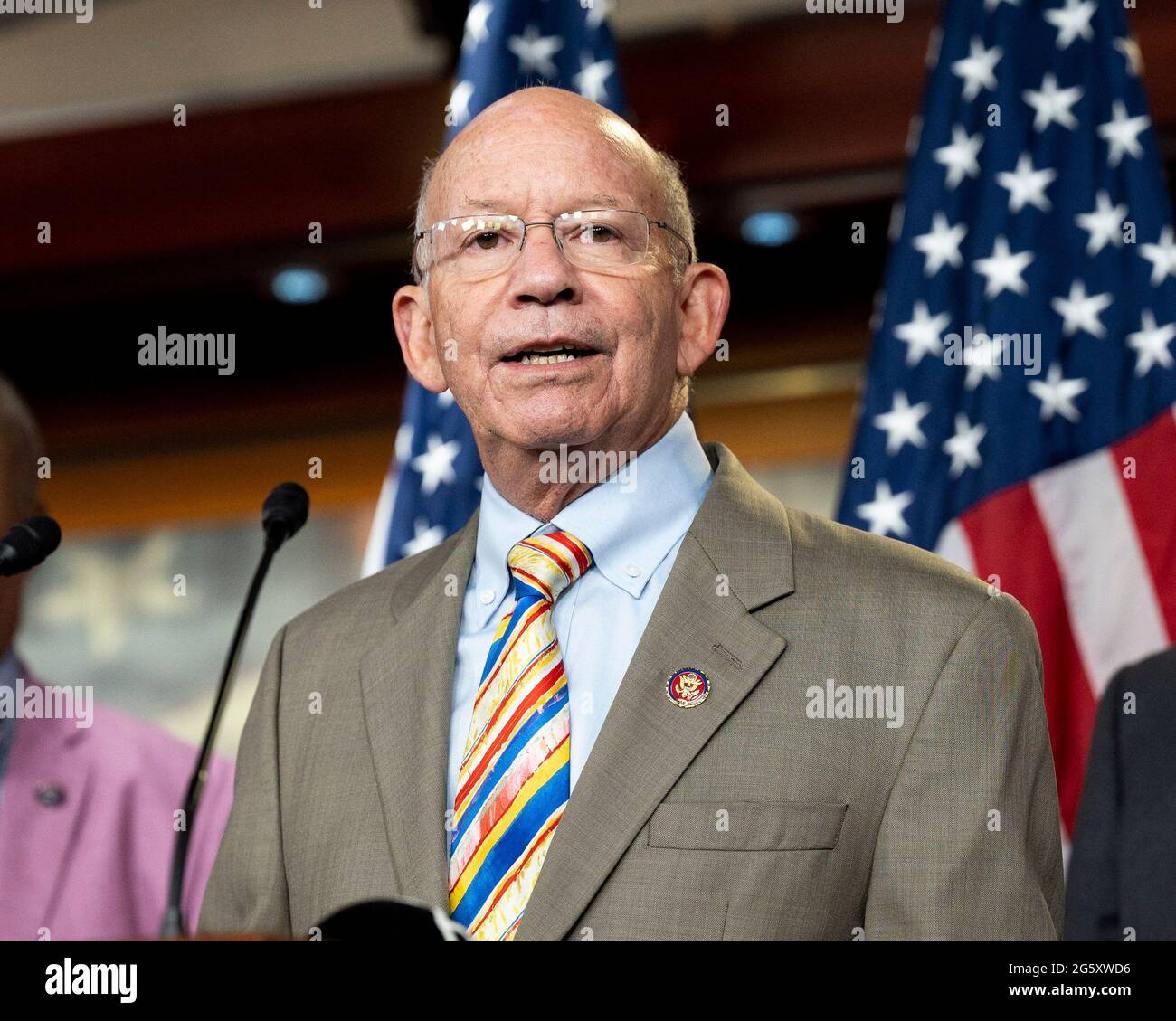 Washington, DC, USA. 30. Juni 2021. 30. Juni 2021 - Washington, DC, Vereinigte Staaten: US-Repräsentant PETER DEFAZIO (D-OR) spricht auf einer Pressekonferenz über H.R. 3684, den Investing in a New Vision for the Environment and Surface Transportation in America Act oder den INVEST in America Act. Quelle: Michael Brochstein/ZUMA Wire/Alamy Live News Stockfoto