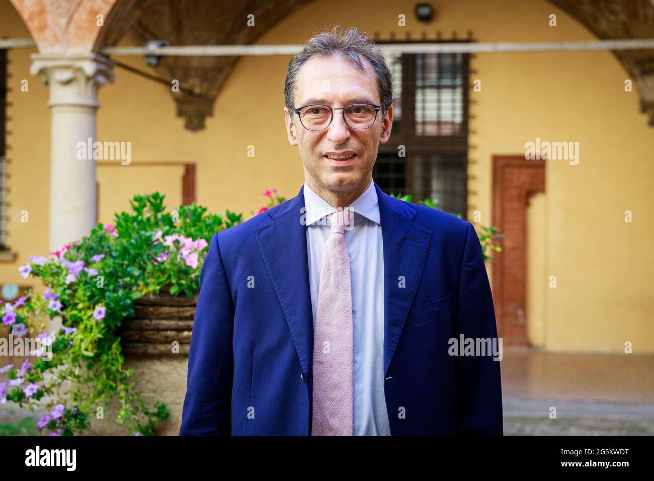 Bologna, Italien. 30. Juni 2021. Giovanni Molari, Leiter der Abteilung für Agrar- und Lebensmittelwissenschaften, wurde bis 2027 zum neuen Magnifico Rettore (prächtiger Rektor) der Universität Bologna (in italienischer Sprache: Alma mater studiorum - Università di Bologna, UNIBO) gewählt. 47-jähriger Maschinenbauingenieur, schlug er, nach einem Kopf-an-Kopf in der ersten Runde, die andere starke Kandidatin, die Juristin Giusella Finocchiaro. Kredit: Massimiliano Donati/Alamy Live Nachrichten Stockfoto