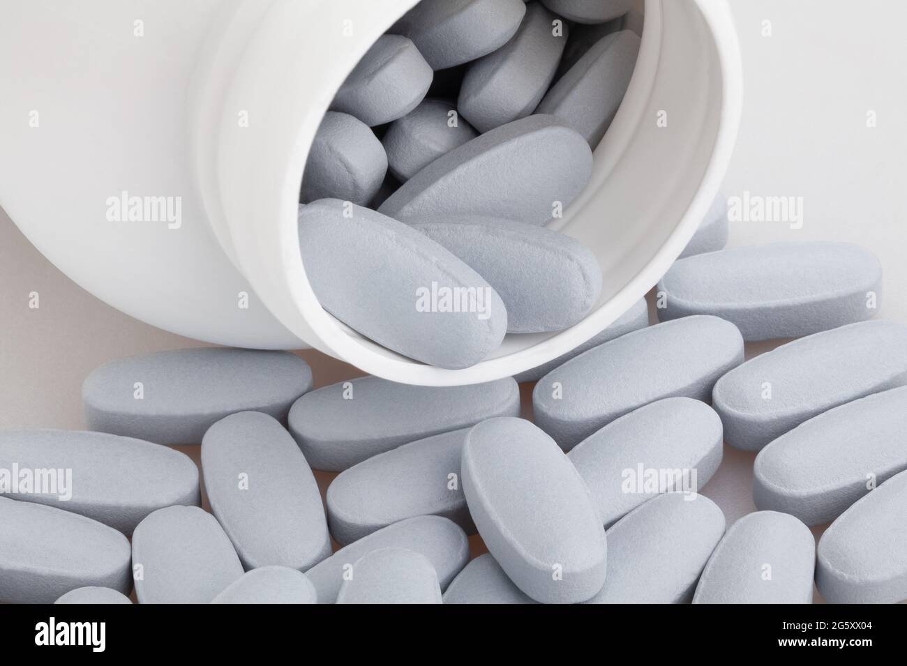 Vitamin-Pillen-Medikamentenflasche auf weiß Stockfoto