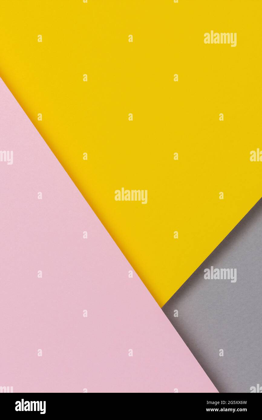Kreative abstrakte gelb, rosa und grau Farbe geometrische Papier Compositon Hintergrund, Draufsicht Stockfoto