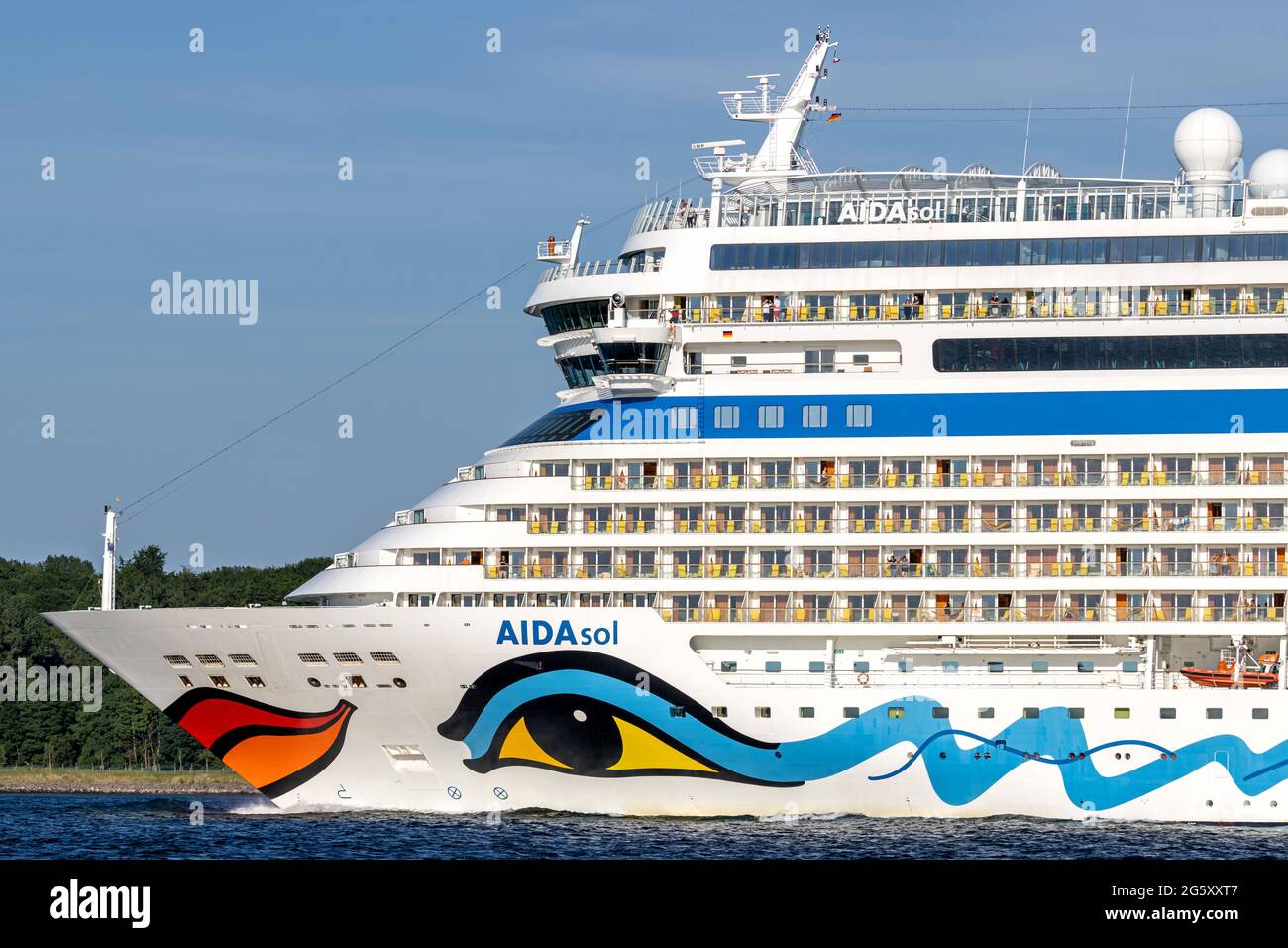 Das Kreuzschiff AIDAsol in der Kieler Förde Stockfoto