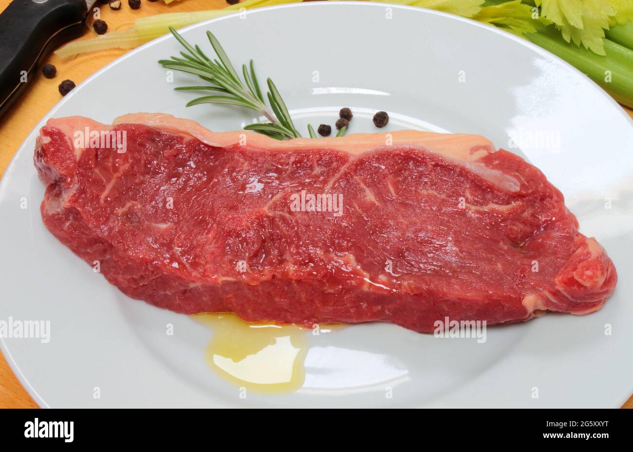 Ein gereiftes Hereford-Sirloin-Steak auf einem Teller. Stockfoto