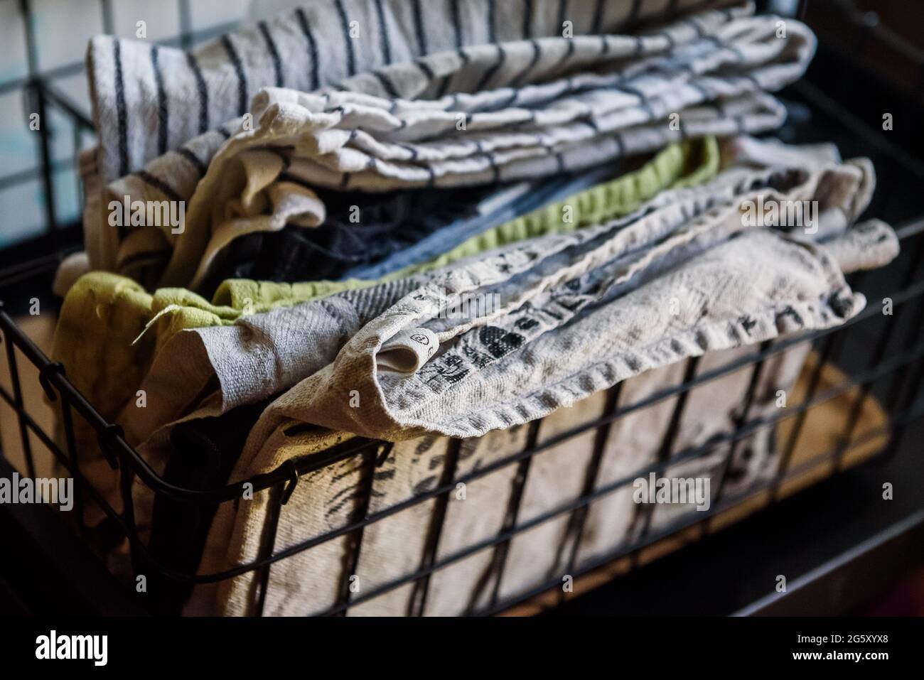 Selektiver Fokus auf Foto. Stofftücher in der Küche. Stockfoto