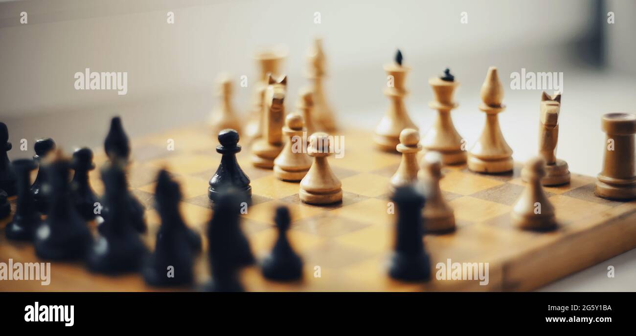 Schachfiguren aus Holz auf dem Schachbrett. Intellektuelles Spiel -Schach. Stockfoto
