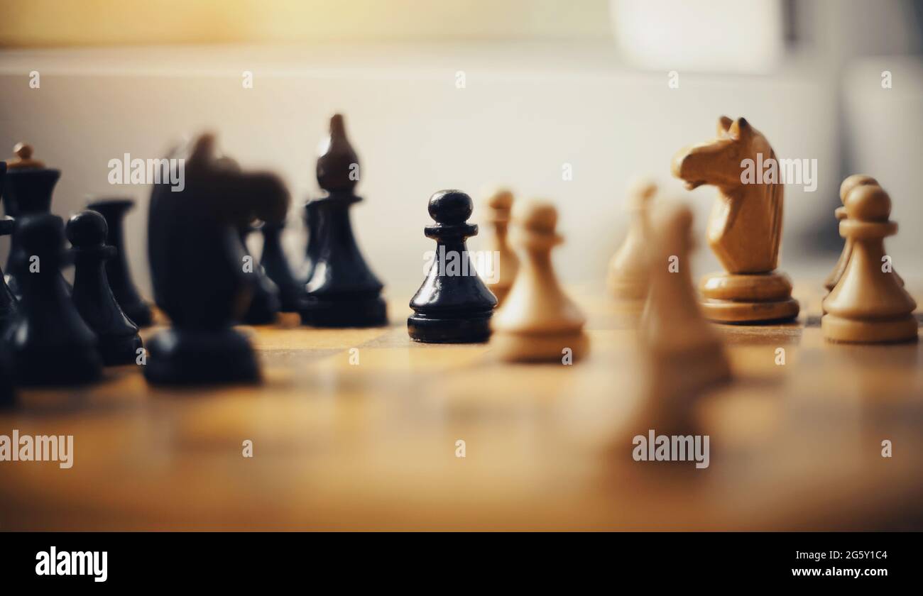 Schachfiguren aus Holz auf dem Schachbrett. Intellektuelles Spiel -Schach. Stockfoto