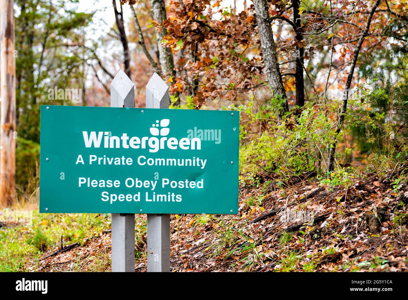 Wintergreen, USA - 25. Oktober 2020: Herbstsaison im Skiresort-Dorf in den Blue Ridge Mountains mit Schild am Eingang für private Kommunikation Stockfoto