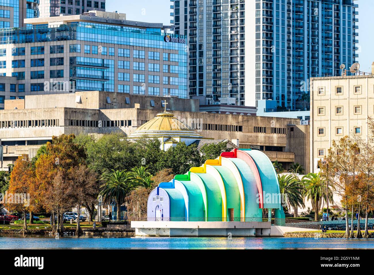 Orlando, USA - 16. Januar 2021: Blick auf die Innenstadt Floridas im Lake Eola Park malerische städtische Wolkenkratzer Gebäude und Kunstskulpturen Bunte Inst Stockfoto