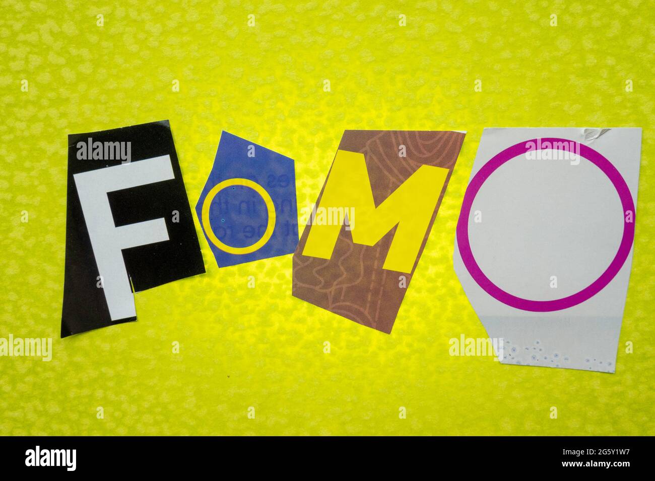 Das Akronym FOMO steht für „Fear of missing out“ und ist in der Typografie „Ransom Note“, USA, geschrieben Stockfoto