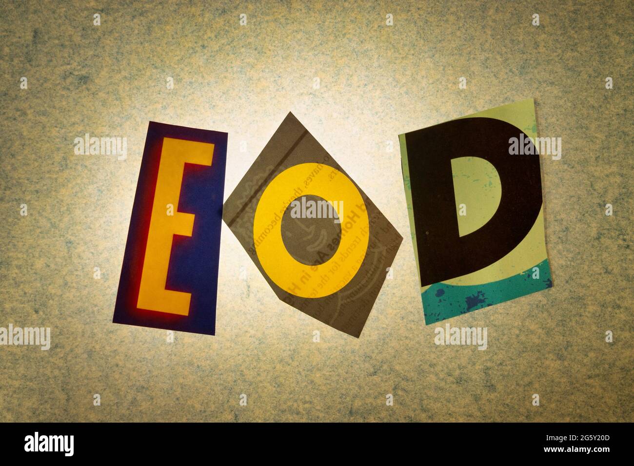 Das Akronym EOD steht für „End of Day“ und wird in der Typografie „Ransom Note“, USA, geschrieben Stockfoto