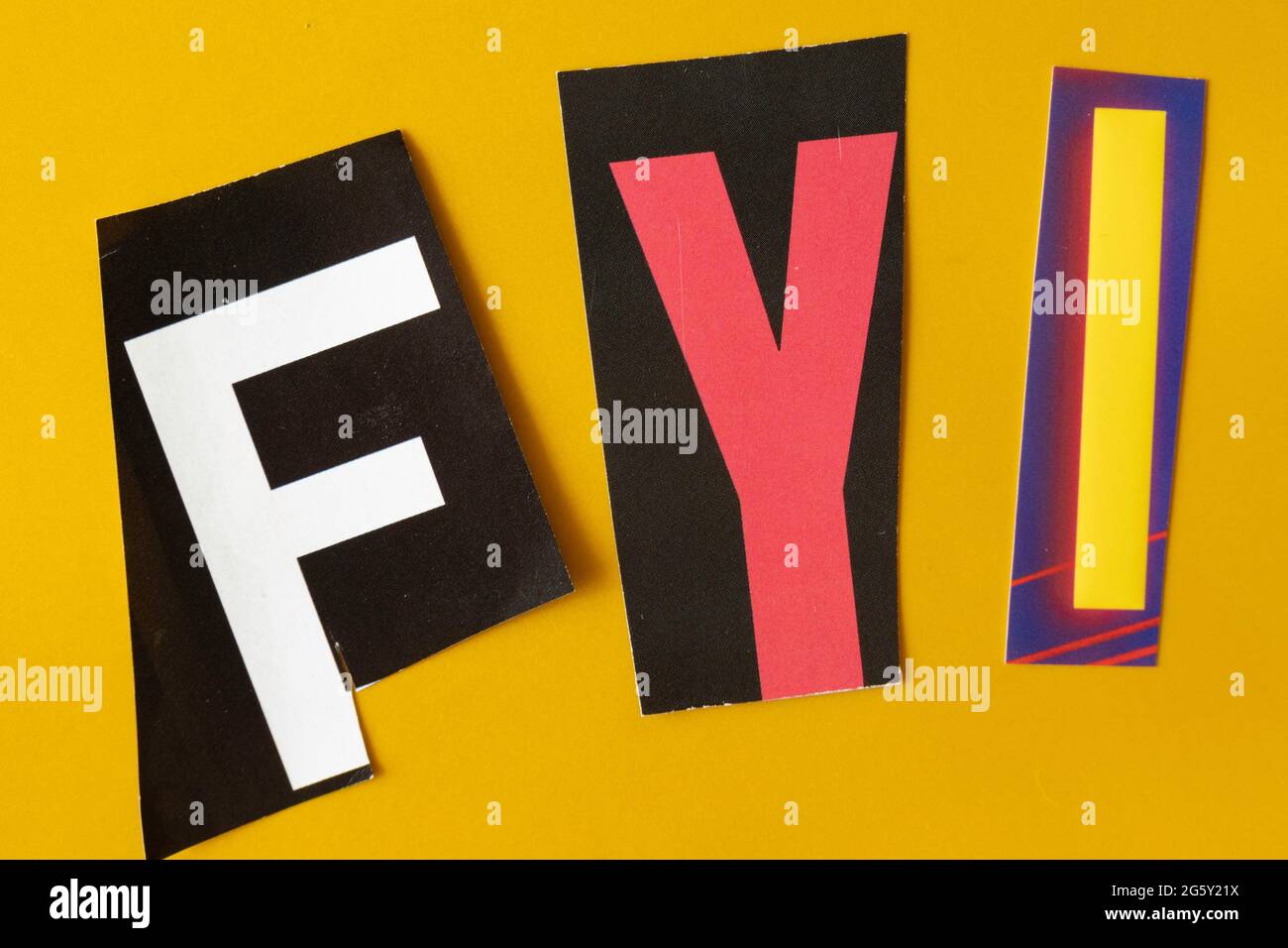 Das Akronym FYI steht für „for Your Information“ und wird in der Typografie „Ransom Note“, USA, geschrieben Stockfoto