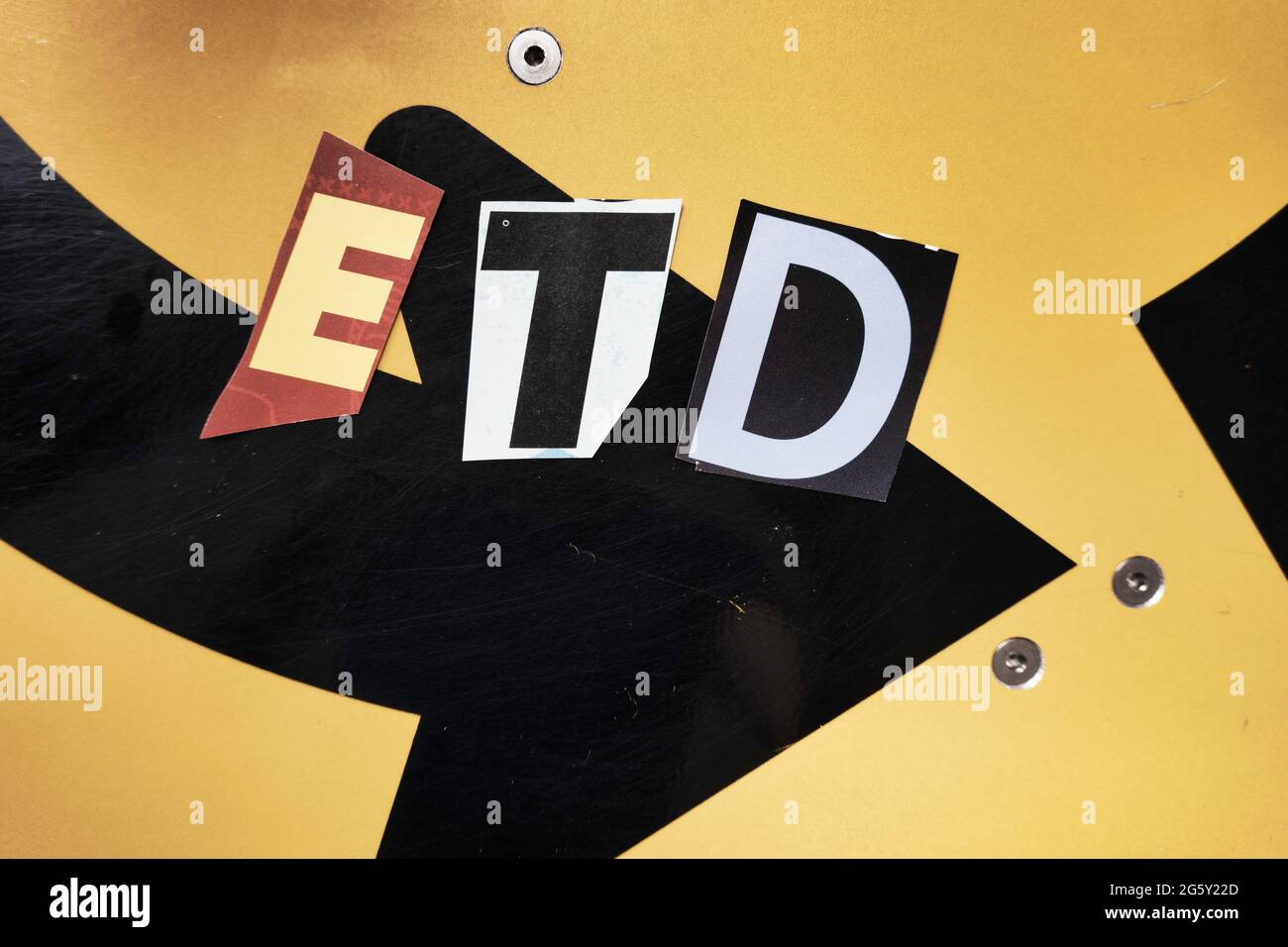 Das Akronym ETD steht für „Estimated Time of Delivery“ und wird in der „Ransom Note“-Typografie, USA, geschrieben Stockfoto