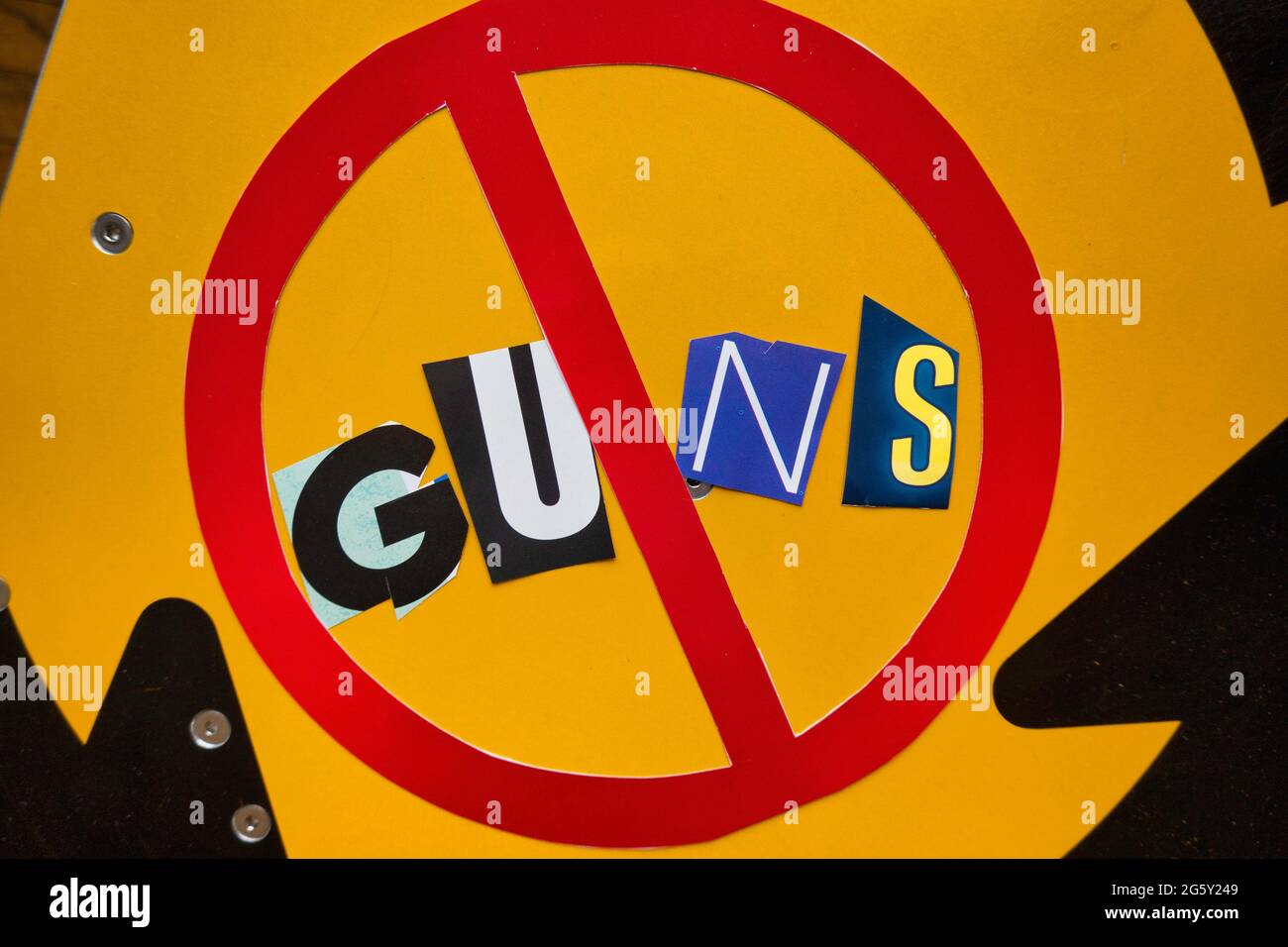 Das Konzept der 'Cancel Guns' mit ausgeschnittenen Papierbuchstaben in der Lösegeld-Note-Effekt-Typografie innerhalb der International NO Symbol, USA Stockfoto