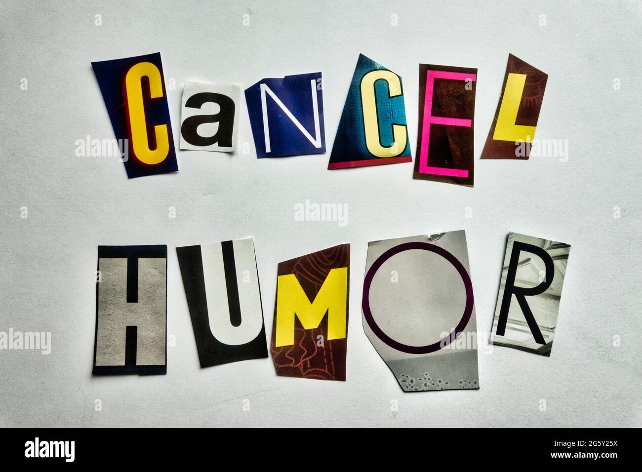 Die Worte „Cancel Humor“ mit ausgeschnittenen Papierbuchstaben in der Lösegeld-Note-Effekt-Typografie, USA Stockfoto