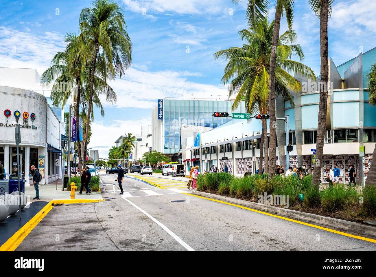 Miami Beach, USA - 17. Januar 2021: Berühmte Einkaufsstraße der Lincoln Road mit offenen Menschen, die den Fußgängerüberweg überqueren, mit einem Schild für Geschäfte, Geschäfte, Geschäfte, Marshall's Stockfoto