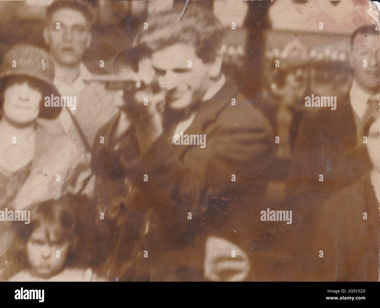 Vintage Schwarz-Weiß-Foto eines Mannes mit einem Gewehr in einer Schießgalerie auf einem Jahrmarkt der 1920er- 1930er-Jahre?? Stockfoto