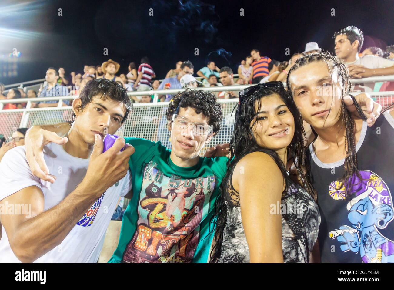 ENCARNACION, PARAGUAY - 7. FEB 2015: Zuschauer beim traditionellen Karneval in Encarnacion, Paraguay. Stockfoto