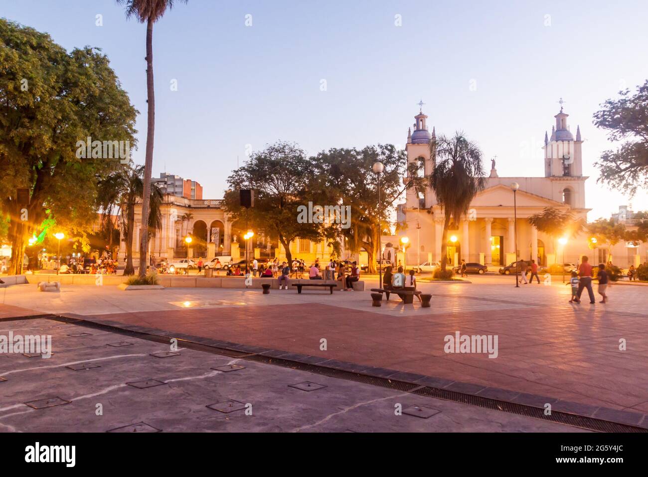 CORRIENTES, ARGENTINIEN: 11. FEB 2015: Menschen gehen in Corrientes, Argentinien, auf einer Straße Stockfoto