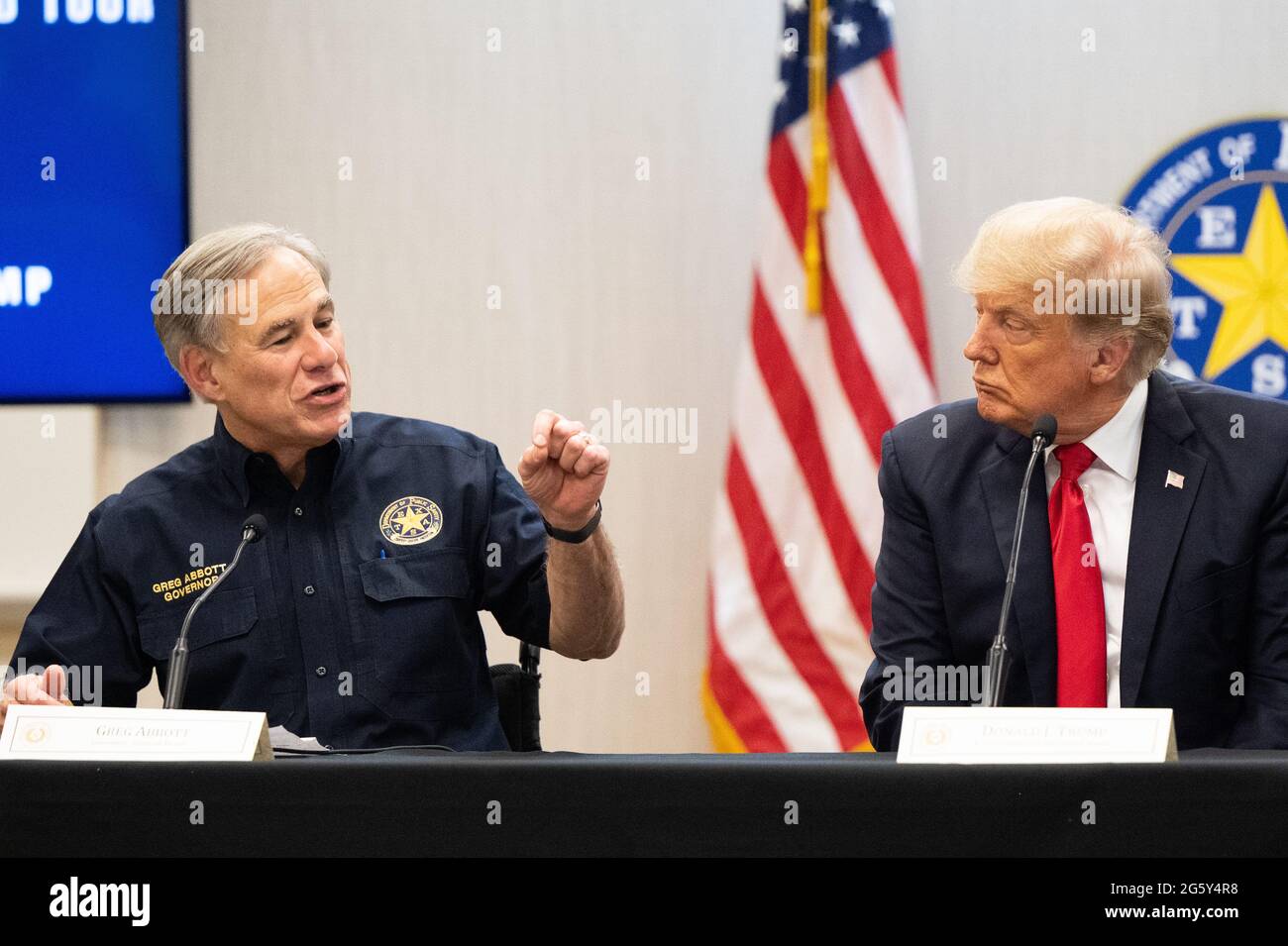 Weslaco, Texas, USA. 30. Juni 2021. WESLACO, TEXAS - JUNI 30: Texas Gov. GREG ABBOTT wendet sich während einer Sicherheitsbesprechung am 30. Juni 2021 in Weslaco, Texas, an den ehemaligen Präsidenten DONALD TRUMP. Gov. Abbott hat zugesagt, eine staatlich finanzierte Grenzmauer zwischen Texas und Mexiko zu errichten, da ein Anstieg von hauptsächlich mittelamerikanischen Einwanderern, die in die Vereinigten Staaten einwandern, die US-Einwanderungsbehörden herausgefordert hat. Bisher haben Agenten der US-Grenzpolizei im Jahr 2021 mehr als 900,000 Einwanderer festgenommen, die an der Südgrenze in die Vereinigten Staaten einwanderten. POOL/Brandon Bell (Bild: © Brando Stockfoto