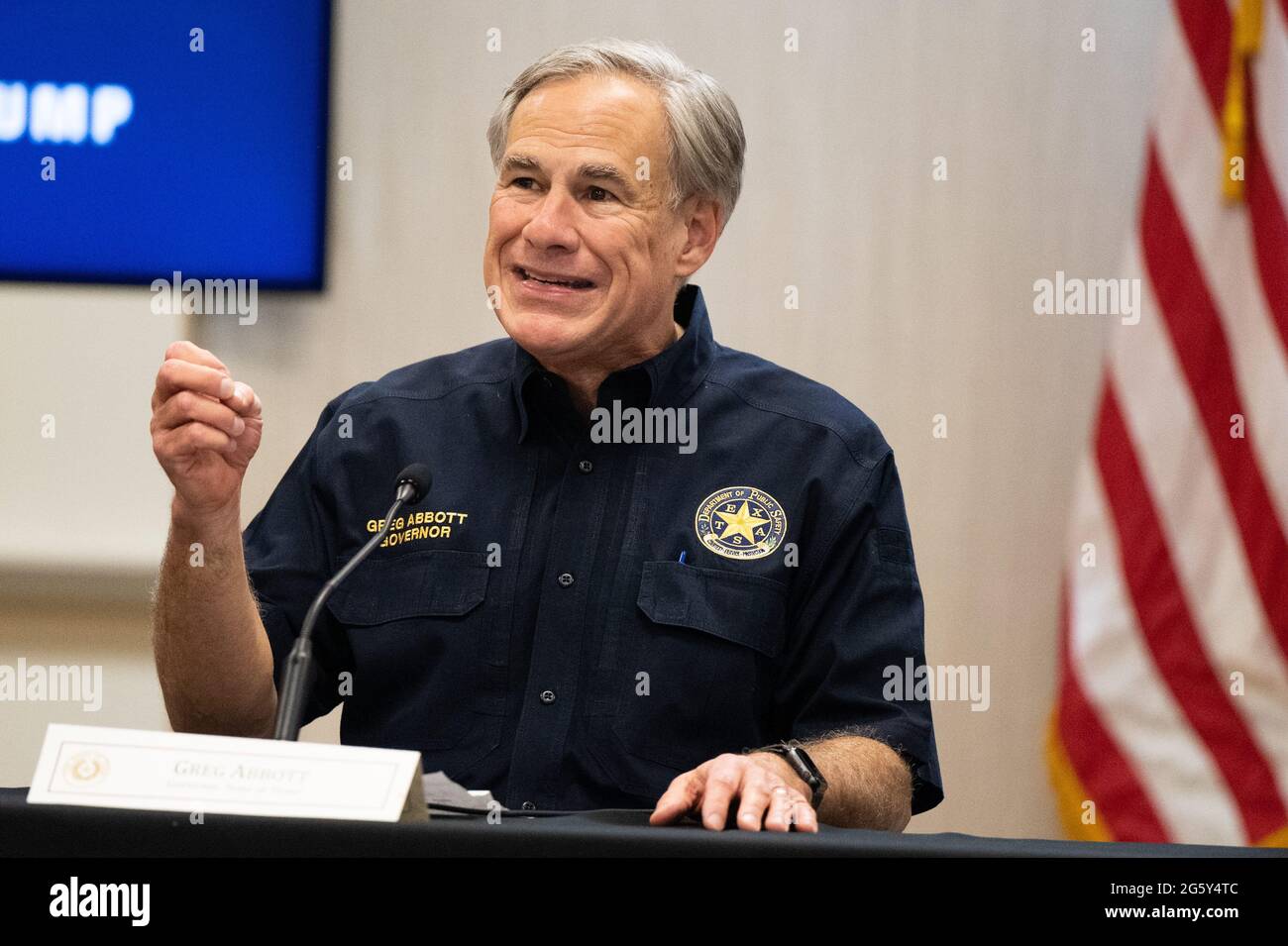 Weslaco, Texas, USA. 30. Juni 2021. WESLACO, TEXAS - JUNI 30: Texas Gov. GREG ABBOTT spricht während eines Briefings zur Grenzsicherheit am 30. Juni 2021 in Weslaco, Texas. Gov. Abbott hat zugesagt, eine staatlich finanzierte Grenzmauer zwischen Texas und Mexiko zu errichten, da ein Anstieg von hauptsächlich mittelamerikanischen Einwanderern, die in die Vereinigten Staaten einwandern, die US-Einwanderungsbehörden herausgefordert hat. Bisher haben Agenten der US-Grenzpolizei im Jahr 2021 mehr als 900,000 Einwanderer festgenommen, die an der Südgrenze in die Vereinigten Staaten einwanderten. POOL/Brandon Bell Credit: Brandon Bell/ZUMA Wire/Alamy Live News Stockfoto