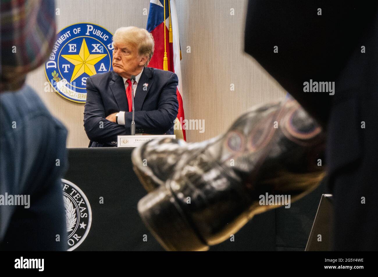 Weslaco, Texas, USA. 30. Juni 2021. WESLACO, TEXAS - 30. JUNI: Der ehemalige Präsident DONALD TRUMP hört am 30. Juni 2021 bei einem Briefing zur Grenzsicherheit in Weslaco, Texas, zu. Gov. Abbott hat zugesagt, eine staatlich finanzierte Grenzmauer zwischen Texas und Mexiko zu errichten, da ein Anstieg von hauptsächlich mittelamerikanischen Einwanderern, die in die Vereinigten Staaten einwandern, die US-Einwanderungsbehörden herausgefordert hat. Bisher haben Agenten der US-Grenzpolizei im Jahr 2021 mehr als 900,000 Einwanderer festgenommen, die an der Südgrenze in die Vereinigten Staaten einwanderten. POOL/Brandon Bell Credit: Brandon Bell/ZUMA Wire/Alamy Live News Stockfoto