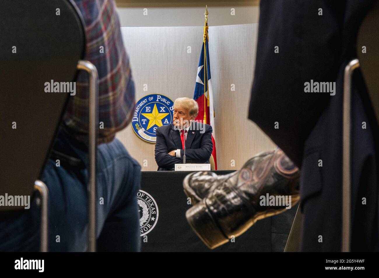 Weslaco, Texas, USA. 30. Juni 2021. WESLACO, TEXAS - 30. JUNI: Der ehemalige Präsident DONALD TRUMP hört am 30. Juni 2021 bei einem Briefing zur Grenzsicherheit in Weslaco, Texas, zu. Gov. Abbott hat zugesagt, eine staatlich finanzierte Grenzmauer zwischen Texas und Mexiko zu errichten, da ein Anstieg von hauptsächlich mittelamerikanischen Einwanderern, die in die Vereinigten Staaten einwandern, die US-Einwanderungsbehörden herausgefordert hat. Bisher haben Agenten der US-Grenzpolizei im Jahr 2021 mehr als 900,000 Einwanderer festgenommen, die an der Südgrenze in die Vereinigten Staaten einwanderten. POOL/Brandon Bell Credit: Brandon Bell/ZUMA Wire/Alamy Live News Stockfoto