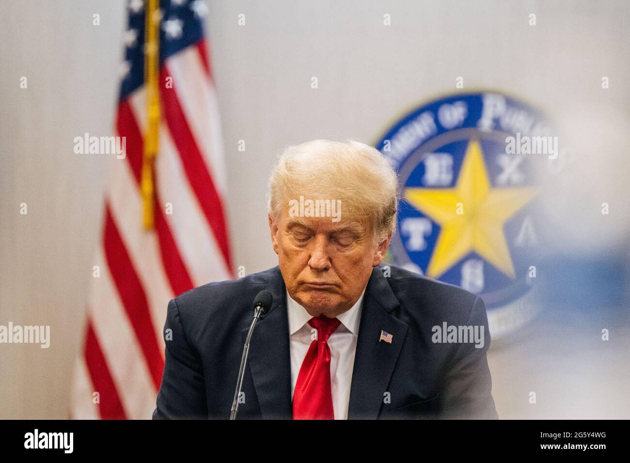 Weslaco, Texas, USA. 30. Juni 2021. WESLACO, TEXAS - 30. JUNI: Der ehemalige Präsident DONALD TRUMP hört am 30. Juni 2021 bei einem Briefing zur Grenzsicherheit in Weslaco, Texas, zu. Gov. Abbott hat zugesagt, eine staatlich finanzierte Grenzmauer zwischen Texas und Mexiko zu errichten, da ein Anstieg von hauptsächlich mittelamerikanischen Einwanderern, die in die Vereinigten Staaten einwandern, die US-Einwanderungsbehörden herausgefordert hat. Bisher haben Agenten der US-Grenzpolizei im Jahr 2021 mehr als 900,000 Einwanderer festgenommen, die an der Südgrenze in die Vereinigten Staaten einwanderten. POOL/Brandon Bell Credit: Brandon Bell/ZUMA Wire/Alamy Live News Stockfoto