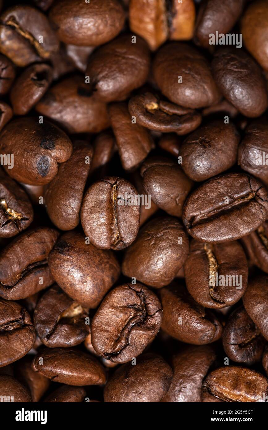 Frisch braun geröstete Kaffeebohnen Hintergrund, vertikale Foto Stockfoto