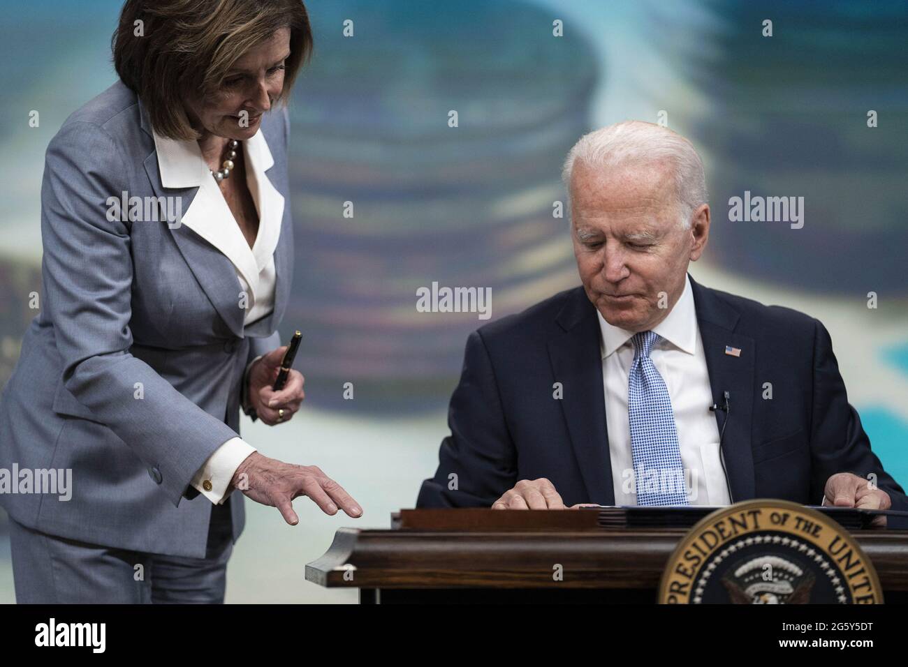 Washington, Usa. 30. Juni 2021. Präsident Joe Biden unterzeichnet S.J.-Res.15, eines der drei Gesetzesvorlagen des Congressional Review Act, als die Sprecherin des Repräsentantenhauses, Nancy Pelosi, D-CA, in Washington, DC, Am Mittwoch, den 30. Juni 2021. Die Gesetzesvorlagen zielen darauf ab, die Politik der Trump-Ära im Zusammenhang mit der Diskriminierung der Arbeitnehmer, den Methanemissionen und der „echten Kreditgeber“-Regel umzukehren. Foto von Sarah Silbiger/UPI Credit: UPI/Alamy Live News Stockfoto